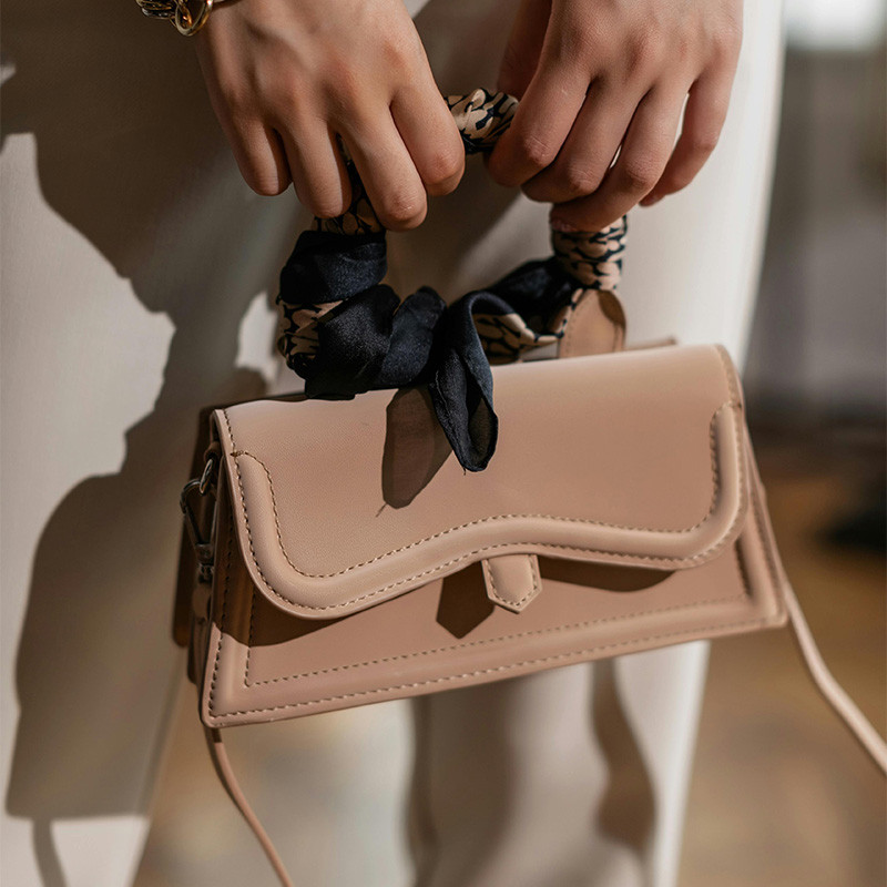 Women’s Style Blog: How The Right Handbag Completes Any Outfit